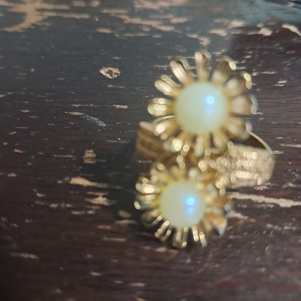 Sarah Coventry Gold Floral Ring with Cream Accents